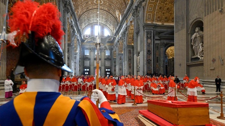 Sous les cloches de Saint-Pierre, l’ultime procession du pape François